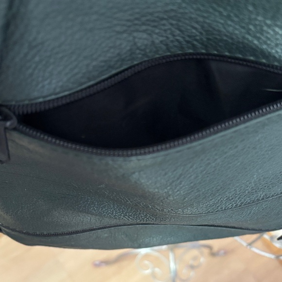 Rare Sling backpack bag Green Leather Crossbody - immaculate, never used - Picture 8 of 9